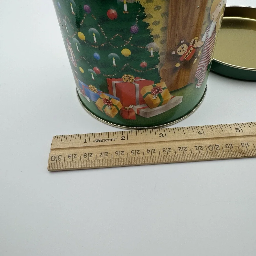 1993 Hershey Reeses Peanut Butter Cup Winter Christmas Santa Metal Tin‎ Vintage